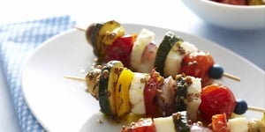 Brochettes Végétariennes de Fromage Halloumi et Légumes Marinés à la Grecque