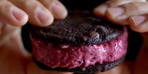 Photo de la Recette: Sandwichs Chocolatés à la Crème Glacée aux Petits Fruits