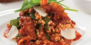 Photo de la Recette: Risotto D’orge aux Tomates Hunt’s®, au Bacon Fumé et aux Épinards