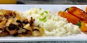Riz au Poulet, Oignons Caramélisées et Poivrons