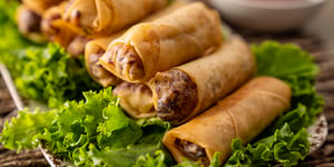 ROULEAUX DE PRINTEMPS AU POULET ÉPICÉS AU SAMBAL