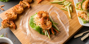 ROULEAUX DE PRINTEMPS AUX CREVETTES GRILLÉES À L’HAWAÏENNE
