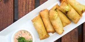 ROULEAUX IMPÉRIAUX À L'AVOCAT, CRABE ET FROMAGE À LA CRÈME