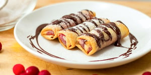ROULEAUX IMPÉRIAUX AUX CANNEBERGES ET SAUCE AU CHOCOLAT