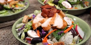 Photo de la Recette: Salade au Poulet avec Vinaigrette Balsamique Bloody Mary