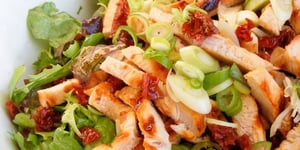 Photo de la Recette: Salade aux Blancs de Dinde Grillés et Tomates Séchées