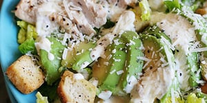 Photo de la Recette: Salade César au Poulet et à l'Avocat