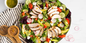 Salade Cobb au Poulet Grillé à Saveur Estivale