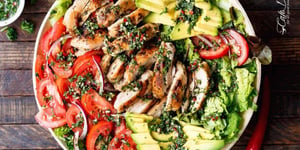 Salade D'avocat au Poulet Chimichurri Grillé