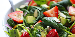 Photo de la Recette: Salade D’avocat aux Fraises et Épinards avec Vinaigrette aux Graines de Pavot