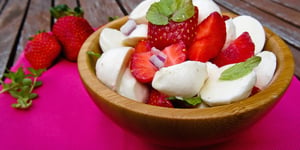 Photo de la Recette: Salade de Bocconcini, Fraises et Menthe