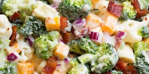 Photo de la Recette: Salade de Brocoli, Chou-fleur et... Bacon, Arrosée d'une Savoureuse Vinaigrette au Yogourt Grec