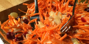 Photo de la Recette: SALADE DE CAROTTES, DE CANNEBERGES ET DE NOIX