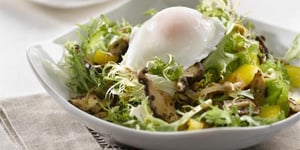 Salade de Champignons Sauvages et Oeufs Pochés