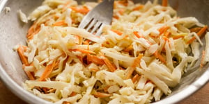 Salade de Chou (Coleslaw) Mi-Crémeuse Mi-Traditionnelle