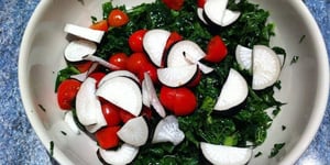 Photo de la Recette: Salade de Chou Kale au Radis Noir et aux Tomates Cerises