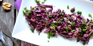 Photo de la Recette: Salade de Chou Rouge, Châtaignes, Pomme, Raisins, Noix
