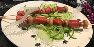 Photo de la Recette: Salade de Concombres Brochettes de Saucisses et Champignons pour L'halloween