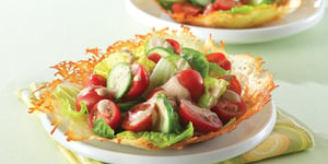 Photo de la Recette: Salade de Concombres et de Tomates en Coupes de Parmesan