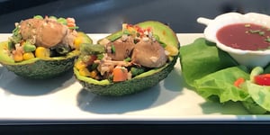 Salade de Couscous et Légumes Servi dans un Avocat