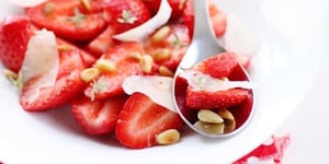 Salade De Fraises Au Parmesan Et Pignons De Pin