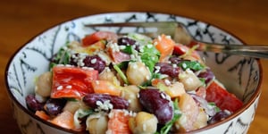 Photo de la Recette: Salade de Légumineuses et Légumes Croquants au Tahini et au Citron