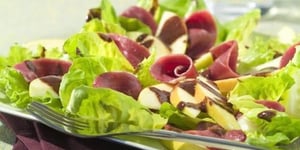 Photo de la Recette: Salade de Magrets Fumés et Vinaigrette au Chocolat (St-Valentin)