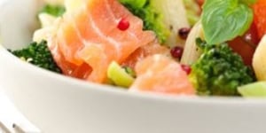 Salade de Pâtes à L'avocat et au Saumon Fumé