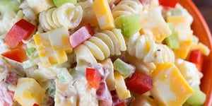 Salade de Pâtes Crémeuse au Fromage Cheddar