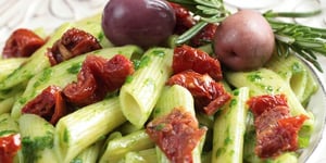Salade de Penne aux Tomates Séchées et au Pesto