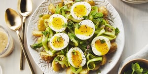 Photo de la Recette: Salade de Pommes de Terre et D’asperges Émincées avec Oeufs à la Coque