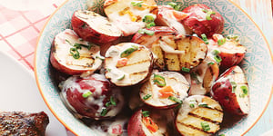 Photo de la Recette: Salade de Pommes de Terre Grillées et Vinaigrette au Yogourt et à L’oignon Vert