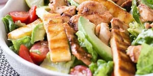 Salade de Poulet, Haloumi et Avocat à la Vinaigrette au Citron Vert