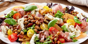 Photo de la Recette: Salade de Proscuitto-melon et Légumineuses au Pesto