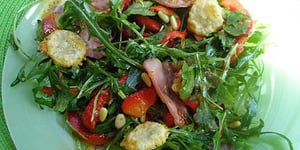 Salade de Roquette aux Poivrons Marinés au Bacon et ses Tuiles de Parmesan