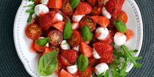Photo de la Recette: Salade de Tomates Fraises et Mozzarella Sauce Fraises Citron Vert