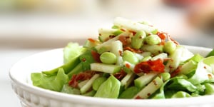 Photo de la Recette: Salade D’edamames, Pommes, Prosciutto et Vinaigrette à L’érable
