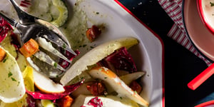 Salade D’endives, Radicchio, Poires et Pancetta Croustillante, avec Vinaigrette Crémeuse au Concombre