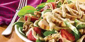 Salade D’épinards et de Poulet Grillé avec Sauce Balsamique Crémeuse