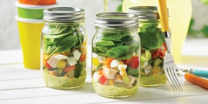 SALADE EN POT AUX ŒUFS, AU POULET ET AU MAÏS