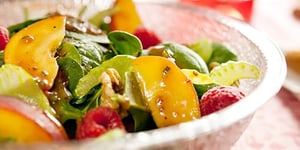 Photo de la Recette: Salade d'épinards aux Pêches et aux Noix Vinaigrette aux Framboises