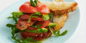 Photo de la Recette: Salade Étagée D’avocat de Tomates et de Bacon