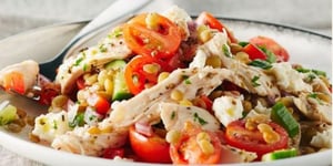 Photo de la Recette: Salade Grecque aux Lentilles et Poulet Arrosée de Vinaigrette