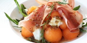SALADE MELON MOZZARELLA ET PROSCIUTTO DE « LA CUCINA »