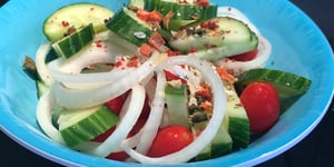 Salade Rafraîchissante au Concombre, Tomate et Oignon