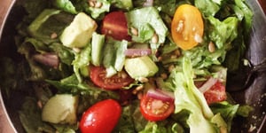 Photo de la Recette: SALADE-REPAS VÉGÉTALIENNE À L'AVOCAT ET AUX GRAINES DE TOURNESOL