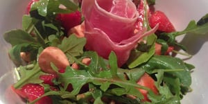 Photo de la Recette: SALADE ROSE DE FRAISES ET BOCCONCINI