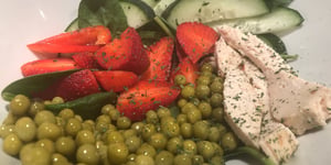 Photo de la Recette: Salade Santé au Poulet et Fraises