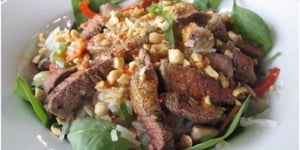 Salade Tiède à L'asiatique au Filet Mignon, aux Légumes Sautés et aux Vermicelles de Riz