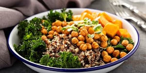 Salade Végétarienne de Quinoa, Patate Douce, Pois Chiches et kale